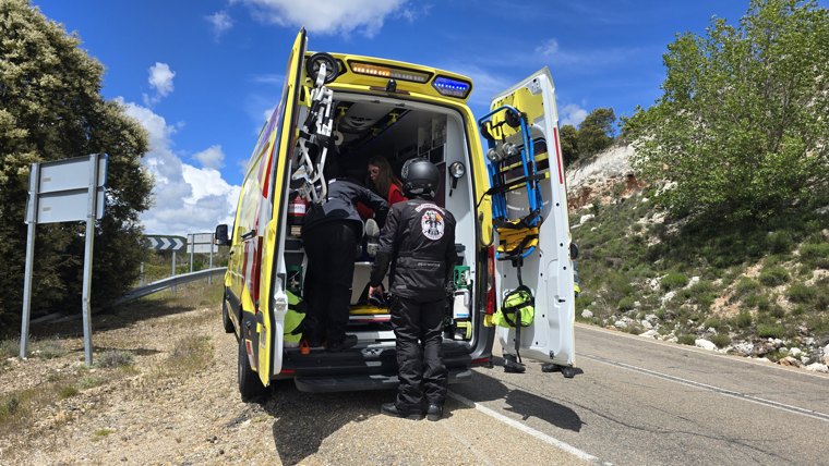 A scare on the way to Tarifa. Juan, a friend of Los Changos Locos, fell from his motorcycle while travelling through Spain. Fortunately, the adventure continued—a reminder that the road does not always follow the plan.