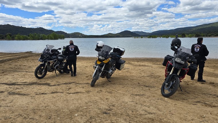 A lakeside stop in Spain to rest, stretch our legs and enjoy the view. Even the Changos need to get off their bikes now and then.